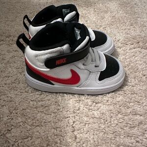 Toddler boy size 7 Nike sneakers